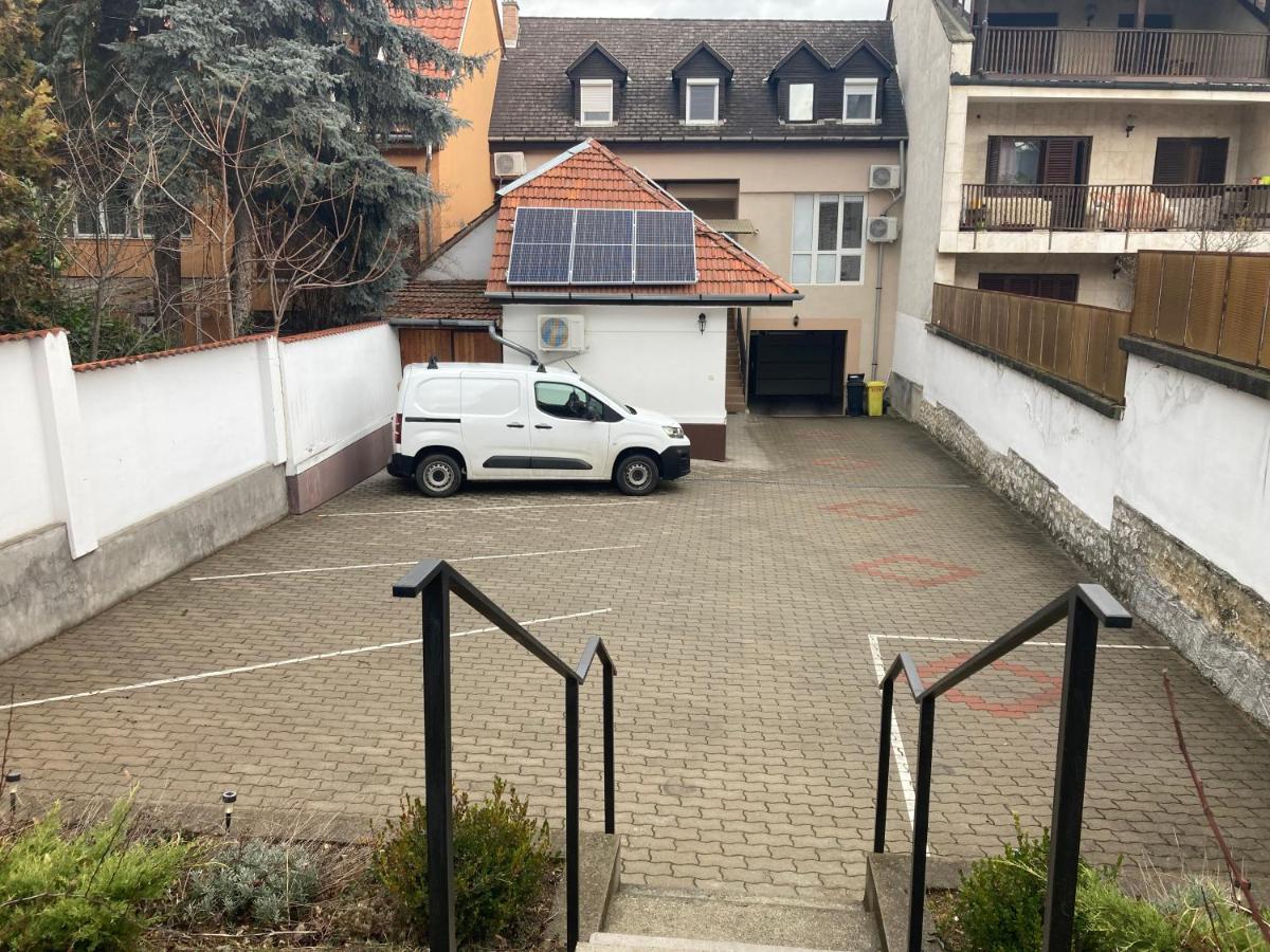 Oreo Apartman Егер Екстериор снимка