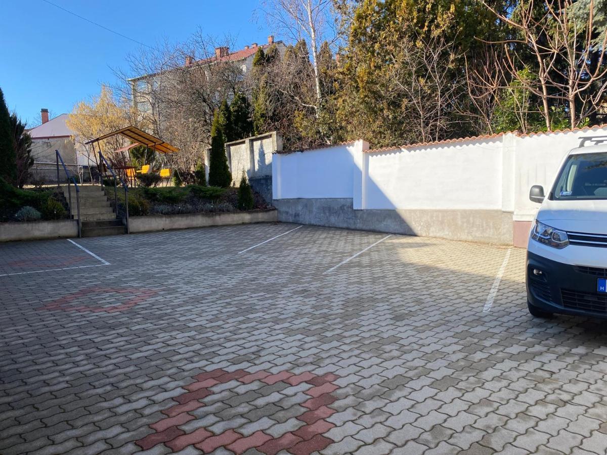 Oreo Apartman Егер Екстериор снимка