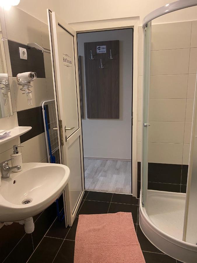 Oreo Apartman Егер Екстериор снимка