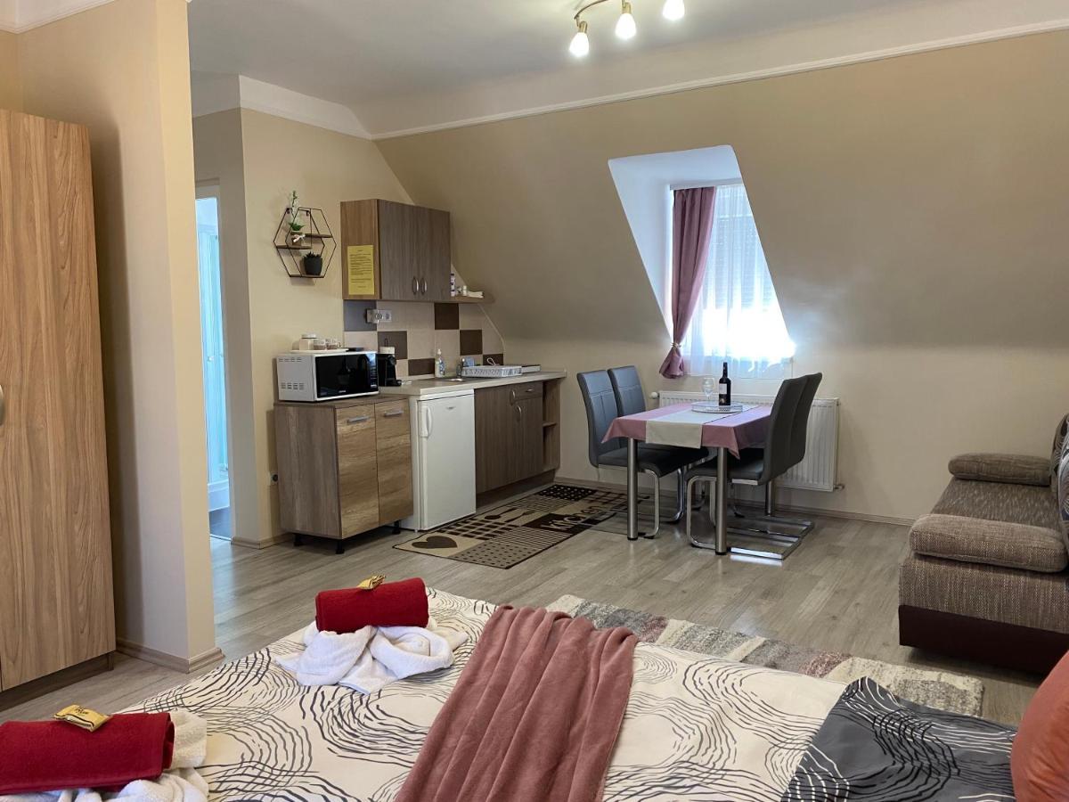 Oreo Apartman Егер Екстериор снимка